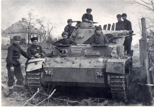 Танковий екiпаж 1-ої Гвардiйської бригади перед наступом на Харкiв. Другий злiва - Т.М. Шашло