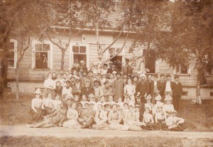 Т.Г. Лубенець серед вчителів сільських народних училищ для яких він читав лекції, Псковська губернія, 1900 рік.