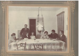Фото О.С.Бершадського з родиною в будинку у Куп'янську