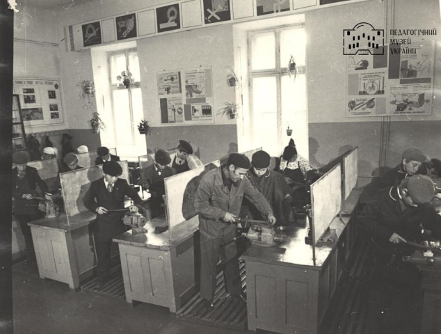 Фото групове. Учні середньої школи № 9 м. Вінниці під час уроку трудового навчання. Заняття проводить учитель Слободянський М. Г., який разом з учнями виготовляє наочні посібники та демонстраційні матеріали для кабінетів фізики, математики, хімії та біології. Папка «Трудове та виробниче виховання». Фото № 18. Офсет чорно-білий